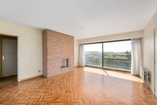 Te renoveren appartement combineert een rustige, groene ligging met een uitstekende bereikbaarheid. Gelegen op de vierde verdieping van residentie Betula (Canadezenhof), geniet u hier van een indrukwekkend panoramisch zicht én een vlotte verbinding richting de Expresweg en het historische centrum van Brugge.<br /><br />Indeling van het appartement :<br />- Inkomhal met vestiaire, afzonderlijk gastentoilet en een handige opbergruimte.<br />- Leefruimte & Keuken: lichtovergoten woonkamer die rechtstreeks toegang biedt tot het zonnige terras. Aansluitend op de keuken bevindt zich een praktische bijkeuken/berging.<br />- Via de nachthal bereikt u twee volwaardige slaapkamers en de badkamer.<br />- Ondergronds: de lift brengt u rechtstreeks naar de kelderverdieping, waar een private garagebox en een extra opbergruimte tot uw beschikking staan.<br /><br />De belangrijkste pluspunten:<br />- In te richten naar eigen smaak: de ideale basis om uw droominterieur te realiseren.<br />- Toplocatie: strategisch gelegen qua mobiliteit en op een boogscheut van het stadscentrum.<br />- Groen uitzicht: aan zowel de voor- als achterzijde geniet u van een prachtig, vrij zicht op de omgeving.<br /><br />Wilt u de mogelijkheden van dit pand zelf ontdekken? Neem gerust contact op via 0470 50 50 50 voor extra info of een bezoek ter plaatse!
