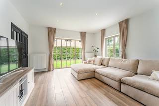 Deze exclusieve, volledig gerenoveerde vrijstaande villa combineert ruimte, comfort en een bijzonder aangename ligging. De woning bevindt zich in een rustige verkaveling, gelegen in een doodlopende straat, waardoor U hier volop geniet van privacy en rust. Tegelijkertijd bevindt de woning zich centraal in een aangename omgeving, met alle nodige voorzieningen binnen handbereik.<br /><br />De villa biedt bijzonder veel leefruimte en is dankzij haar royale indeling geschikt voor wie op zoek is naar een ruime en kwalitatieve gezinswoning. De woning dateert van 2017, maar werd net opnieuw gerenoveerd. Deze grondige renovatie zorgt voor een hedendaags wooncomfort, waarbij de woning volledig instapklaar is.<br /><br />Ook op energetisch vlak beschikt de woning over interessante troeven:<br />- EPC-label 'A',<br />- Warmtepomp,<br />- Zonnepanelen aanwezig,<br />- Ventilatiesysteem "D".<br />- Regenwater (7.500 liter),<br /><br />Aan parkeergelegenheid is er absoluut geen gebrek. Op de ruime oprit is plaats voor maximaal vier wagens. Daarnaast beschikt de woning over een ruime garage, ideaal voor het stallen van een wagen, fietsen of het creëren van bijkomende bergruimte.<br /><br />De combinatie van de royale woonvolumes, de vrijstaande ligging, de rustige doodlopende straat, de ruime parkeermogelijkheden en de nabijheid van voorzieningen maakt van deze villa een bijzonder aangenaam geheel.<br /><br />Een uitzonderlijke villa voor wie op zoek is naar een ruime, gerenoveerde en vrijstaande woning op een rustige locatie, zonder in te boeten aan bereikbaarheid en comfort. <br /><br />Ontdek zelf de kwaliteiten en mogelijkheden die deze prachtige woonst te bieden heeft. Contacteer ons vandaag nog voor meer informatie of plan een bezoek en laat u ter plaatse overtuigen.<br /><br />De indeling:<br />Gelijkvloers:<br />- Inkomhal met gastentoilet,<br />- Royale, zeer lichtrijke leefruimte,<br />- Volledig nieuwe, ingerichte open keuken,<br />- Aangename tuin met terrassen en terrasoverkapping/buitenberging.<br />- Zeer ruime slaapkamer/masterbedroom met aansluitende dressing en badkamer voorzien van douche, ligbad, dubbele wastafel & toilet,<br />- Tweede slaapkamer/bureel,<br />- Dubbele garage met washoek.<br />- Droge, zeer praktische kelder fungerend als berging.<br /><br />1ste V:<br />- Zeer grote overloop met mogelijkheid tot bvb. extra berging of bureau,<br />- Nachthall met veel ingemaakte kasten,<br />- Slaapkamers 3 en 4 telkens voorzien van een eigen badkamer en WC.<br />- Slaapkamer 5<br /><br />Zolder aanwezig als extra bergruimte.