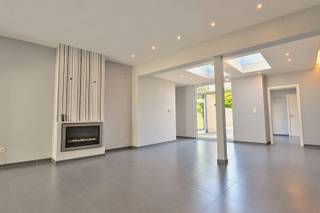 <p><span>DISCOVERY DAY || zaterdag 10 oktober ||<br />Kom deze woning vrijblijvend bezoeken tussen 11u en 12u.</span></p><p><span> </span></p><p><span>STEVIGE BURGERWONING MET DEGELIJKE AFWERKING</span></p><p><span> </span></p><p><span>In deze straat tussen Kortrijk en Bissegem zetten burgerwoning de toon, typische gevels zorgen er voor charme en authenticiteit.<br />Achter deze gevel schuilt opmerkelijk veel woonruimte, degelijk verbouwd met oog voor detail, licht en gezelligheid.</span></p><p><span> </span></p><p><span>De inkom heet ons hartelijk welkom, de stijlvolle houten trap is er de blikvanger en verbindt het geheel.<br />Achterliggend zet de leefruimte groots in met eethoek en zithoek die nauw contact houden met de tuin. <br />De keuken houdt zich wat apart er is een degelijke inrichting en ruimte voor een gezellige eethoek met opnieuw zalig tuincontact.</span></p><p><span> </span></p><p><span>Aansluitend is een handige berging en een praktische bureau of hobbyruimte.</span></p><p><span> </span></p><p><span>Het eerste verdiep voorziet in 3 mooie kamers, opnieuw opmerkelijk ruim met veel licht. Er is een degelijke badkamer met bad en douche.<br />Hogerop komt het tweede verdiep aanzetten met nog eens 2 slaapkamers en een badkamer.<br /><br />Ook buiten zit de sfeer goed, terras en gazon kregen mooie afmetingen mee, genieten en spelen gaan er hand in hand.<br />Achteraan is een groot tuinhuis en uitweg met degelijke carport voor 2 wagens. </span></p><p><span> </span></p><p><span>Het geheel is ideaal voor een groot gezin.<br />Er zijn 3 toiletten, een handige kelder- en zolderberging.</span></p><p><span> </span></p><p><span>De woning kreeg een grondige energetische upgrade, met degelijke isolatie, extra isolerende beglazing en een ruim aantal zonnepanelen. Dit resulteert in een gunstig EPC-label B, een mooie troef voor wie energiezuinig wil wonen.</span></p><p><span> </span></p><p><span>SCHITTERENDE GEVEL<br />GROTE CARPORT MET UITWEG<br />ENERGIEZUINIG<br />ELEKTRICITEIT GEKEURD<br />GEEN ASBEST</span></p>