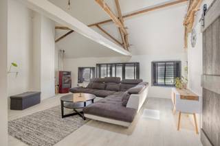 <p>Geen AI gebruikt in de publiciteit!<br />Ontdek deze charmante woning in het gezellige dorpscentrum van Nederhasselt (Ninove), waar ruimte, comfort en een praktische indeling perfect samenkomen.<br /><br />Via de inkomhal betreedt u de aangename leefruimte, die aansluit op de keuken. Van hieruit geniet u van een mooi zicht op de volledig ommuurde tuin, een veilige en rustige plek waar kinderen zorgeloos kunnen spelen of waar u in alle privacy van het buitenleven kunt genieten.<br /><br />Aansluitend bevindt zich een gezellige eetkamer of salon met rechtstreekse toegang tot de kelder, ideaal voor het stockeren van wijn of als extra bergruimte.<br /><br />Achter de keuken bevindt zich een polyvalente ruimte die perfect kan worden ingericht als gelijkvloerse slaapkamer. Deze beschikt bovendien over een en-suite badkamer, uitgerust met een douche, toilet en lavabo. Ideaal voor wie levenslang wil wonen of een aparte gastenruimte wenst.<br /><br />Ook aan opbergruimte is geen gebrek. De woning beschikt over meerdere praktische bergingen én een ruime garage met twee poorten, waardoor u eenvoudig kunt doorrijden van de straatzijde tot in de tuin.<br /><br />Op de eerste verdieping bevinden zich momenteel twee volwaardige slaapkamers en een ruime badkamer, voorzien van een ligbad, douche, dubbele lavabo en toilet. De royale masterbedroom biedt bovendien voldoende ruimte voor een dressing, een gezellige leeshoek of een comfortabele tv-hoek.<br /><br />Een extra troef is de flexibele indeling van de eerste verdieping. Momenteel bevindt zich hier naast de slaapkamers nog een extra leefruimte, die zonder ingrijpende werken perfect kan worden ingericht als derde slaapkamer op deze verdieping. Hierdoor kan de woning in totaal over vier volwaardige slaapkamers beschikken.<br /><br />De volledig ommuurde tuin vormt een absolute meerwaarde voor gezinnen met kinderen, huisdieren of iedereen die houdt van rust en privacy, terwijl u tegelijk geniet van de charmante ligging in het hart van het dorp, vlak bij de kerktoren.<br /><br />Kortom, een verrassend ruime en veelzijdige woning met tal van mogelijkheden, ideaal voor gezinnen of wie op zoek is naar comfortabel wonen op een rustige, centrale locatie.<br /><br />Interesse? Vraag vandaag nog uw bezoek aan via info@localsvastgoed.be of bel naar 054 23 53 83.</p>