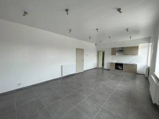 Dit moderne appartement in Kortrijk presenteert zich als een stijlvolle en praktische woning voor wie op zoek is naar eigentijds comfort. Met...
