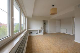 INDIEN U EEN BEZOEK WENST IN TE PLANNEN GELIEVE EEN BEZOEK AAN TE VRAGEN VIA WWW.HILLEWAERE.BE VIA DE RODE KNOP<br /><br />Lichtrijk appartement van 80m2 met 1 grote slaapkamer en 1 kinderkamer/bureel.<br />Ruime en lichte leefruimte met aansluitende keuken en badkamer.<br />In de badkamer is er een douche, wasmeubel en toilet voorzien.<br />Er is ook nog een aangenaam balkon met dito zicht.<br />Private kelderberging aanwezig.<br />Het appartement is rustig en zeer centraal gelegen.<br />45EUR maandelijkse gemeenschapslasten door huurder te voorzien bovenop de huurprijs <br /><br />Buitengewone kenmerken;<br />-heel goede en rustige ligging tov. centrum<br />-grondige opfrissing in 2023
