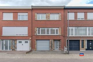 <p><span>WILRIJK | RUIME BEL-</span><span>ÉTAGE WONING MET VIER SLAAPKAMERS, GROTE WOONKAMER, TUIN EN GARAGE | 176m² BEWOONBAAR | EPC D | </span></p><p><span>Indeling als volgt: gelijkvloers: Inkomhal - garage met aansluitend grote wasruimte - toilet - berging onder trap - slaapkamer - tuin.</span></p><p><span>Eerste verdieping: Traphal - woonkamer - keuken - overdekt terras</span></p><p><span>Tweede verdieping: Traphal - badkamer - toilet - dressing - berging - 3 slaapkamers.</span></p><p><span> </span></p><p><span>Extra troeven:</span></p><p><span>* Vlakbij het park Hollebeekvallei.</span></p><p><span>* Nabij vele winkels en scholen en gelegen in kindvriendelijke woonwijk.</span></p><p><span>* Goede verbinding met het openbaar vervoer.</span></p><p><span>* Aantrekkelijke tuin.</span></p><p><span>* Oprit voor 2 wagens en ruime inpandige garage met elektrische sectionale poort.</span></p><p><span>* Groot terras op 1ste verdieping</span></p><p><span> </span></p><p><span> </span></p><p><span> </span></p>
