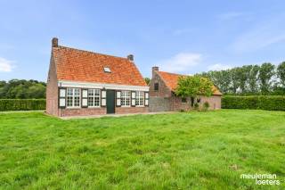 Deze authentieke 19de-eeuwse hoeve ligt in een bijzonder rustige en groene omgeving, omringd door landbouwgronden en bossen, en is toch vlot bereikbaar via de belangrijkste verbindingswegen.<br /><br />De hoeve is gelegen op een perceel van 2.360 m², aangevuld met een aangrenzend weiland van meer dan 2 hectare, in een omgeving die ruimte, rust en privacy biedt.<br /><br />Het hoofdgebouw omvat momenteel drie slaapkamers, twee badkamers, een keuken, een eetkamer met aanpalende zitkamer, een voutekamer en een kelder. Ze heeft verschillende karaktervolle elementen behouden, waaronder verzorgd metselwerk, houten ramen met originele luiken en een schouw.<br /><br />Het aanpalend schuurgebouw heeft haar oorspronkelijk dakgebinte behouden en omvat momenteel een technische ruimte, verschillende bergingen en een grote ruimte, die momenteel als garage wordt gebruikt.<br /><br />Het eigendom is toegankelijk via een prachtige oprijlaan die meteen voor uitstraling en privacy zorgt.<br /><br />Het aangrenzende weiland heeft een oppervlakte van 2ha 29a 14ca en zal vanaf 1 december 2026 vrij zijn van seizoenspacht.<br /><br />Deze site biedt een zeer mooi potentieel voor modernisering en renovatie en vormt een uitzonderlijke basis voor wie op zoek is naar een eigendom met karakter, ideaal voor kopers met toekomstvisie en respect voor erfgoedwaarde.<br /><br />Er werden reeds verschillende investeringen uitgevoerd, onder meer aan de verwarmingsinstallatie en de dubbele beglazing.<br /><br />De hoeve is opgenomen in de inventaris onroerend erfgoed, waardoor ze is vrijgesteld van de energetische renovatieverplichting.<br /><br />De functiewijziging van deze site naar residentieel wonen kan bekomen worden mits goedkeuring door de bevoegde instanties. <br /><br />Dankzij de praktische opstelling van de gebouwen, haar unieke ligging en authentiek karakter biedt dit eigendom tal van mogelijkheden. <br /><br />Kortom: een authentieke hoeve met mooie volumes, meer dan 2 hectare weiland, een rustige omgeving en potentieel. <br /><br />Startprijs: 695.000 euro.<br /><br />Kandidaat-kopers kunnen tot en met 29 oktober 2026 een schriftelijk bod uitbrengen volgens de daarvoor voorziene biedingsprocedure. De verkopers blijven vrij om al dan niet op de ontvangen biedingen in te gaan of de verkoopprocedure verder te zetten.