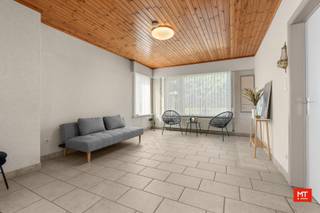 Op een landelijke, maar vlot bereikbare locatie nabij de A19 Ieper–Kortrijk treffen we deze stevige, vrijstaande woning aan. Met een perceel van...