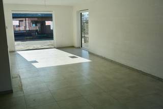 Nieuwbouwwoning in een nieuw woonproject met 4 slaapkamers !Inkom , apart toilet , woonkamer met open keuken , berging . Verdiep : Nachthal , 3...