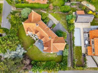 Te koop: ruime charmante gezinswoning met 4 slaapkamers en tuin in Nieuwpoort - gelegen in de Simli, op een absolute toplocatie. Ideale vakantiewoning! Wat maakt deze woning uniek?De woning verwelkomt u met een karaktervolle gevel. Binnen geniet u van een ruime en lichtrijke leefruimte, waar grote raampartijen zorgen voor een aangenaam contact met de tuin. Er is voldoende plaats voor zowel een gezellige zithoek als een ruime eetplaats. Aansluitend bevindt zich de verzorgde keuken, uitgerust met moderne toestellen en met zicht op de tuin.Met maar liefst 4 slaapkamers en 2 volledig uitgeruste badkamers biedt de woning bijzonder veel ruimte en comfort. Daarnaast is er een praktische garage aanwezig. Volledig onderkelderd: extra ruimte. Buiten vormt de ruime tuin met terras een aangename plek om in alle rust van het buitenleven te genieten.Voor wie is dit ideaal?Ideaal voor gezinnen of ruimtezoekers die op zoek zijn naar een ruime woning met 4 slaapkamers, 2 badkamers, garage én een mooie tuin in Nieuwpoort.Te koop via Immo Beguin, jouw vastgoedexpert sinds 2009, met kantoren in Ronse, Waregem, Kortrijk, Deinze, Doornik, Lessines, Moeskroen en Nieuwpoort.Meer info of bezoek via loic@immobeguin.be