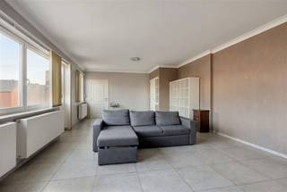 <p><span>Zeer ruim 4-slaapkamerappartement met ruime terrassen en een afgesloten garage, gelegen nabij het centrum van Maaseik.</span></p><p><span> </span></p><p><span>ALGEMEEN:</span></p><ul><li><span>Appartement gelegen op de eerste verdieping (geen lift aanwezig). </span></li><li><span>Locatie: centraal gelegen op wandelafstand van alle voorzieningen in het centrum.</span></li><li><span>KI: €1.074. </span></li><li><span>Bouwjaar: 1966. Het appartement onderging in 2015 een totaalrenovatie (nieuwe vloeren, ramen en deuren, elektriciteit, verwarming, dakbedekking en dakisolatie, spouwmuurisolatie, keuken en badkamer). </span></li><li><span>Bewoonbare oppervlakte: ca. 186 m² (volgens EPC-attest).</span></li><li><span>Het appartement is afgewerkt met grijze tegelvloer.</span></li><li><span>Asbestveilig en voorzien van een uitstekende EPC-score 156 kWh (label B), waardoor het appartement niet onderhevig is aan renovatieverplichting.</span></li><li><span>Verwarming op aardgas.</span></li><li><span>PVC ramen met dubbele beglazing.</span></li><li><span>Afgesloten garage inbegrepen in de prijs.</span></li><li><span>Geen gemeenschappelijke kosten! </span></li></ul><p><span> </span></p><p><span>INDELING:</span></p><p><span>GELIJKVLOERS: </span></p><ul><li><span>Ruime, privé inkomhal met trap naar de eerste verdieping en toegang naar de kelder. </span></li></ul><p><span> </span></p><p><span>EERSTE VERDIEPING: </span></p><ul><li><span>Hal met toegang tot 2 slaapkamers, keuken en gastentoilet. </span></li><li><span>Riante woonkamer met grote raampartijen die zorgen voor overvloedig natuurlijk licht. Via de woonkamer heeft men tevens toegang tot een aparte bergruimte. </span></li></ul><ul><li><span>Keuken voorzien van dubbele spoeltafel, keramisch vuur (Neff) met dampkap, oven (Neff), vaatwasser (Neff) en koelkast met diepvriesvak. De keuken biedt via een deur ook toegang tot het terras aan de achterzijde van het perceel. </span></li><li><span>Nachthal met toegang tot 2 slaapkamers en de badkamer. </span></li><li><span>4 slaapkamers, allen voorzien van een raam met vliegenhor en verwarming. </span></li><li><span>Via de vierde slaapkamer heeft men tevens toegang tot een zeer ruim terras, voorzien van een grijsbeige tegelvloer. </span></li><li><span>Badkamer, volledig betegeld en voorzien van een wasmeubel met dubbele wastafel, ligbad,douche, toilet en kolomkast. </span></li><li><span>Gastentoilet met fonteintje. </span></li></ul><p><span> </span></p><p><span>KELDERRUIMTE: </span></p><ul><li><span>Gesloten garage, voorzien van een automatische sectionale poort. </span></li></ul><p><span> </span></p><p><span>KELDERRUIMTE: </span></p><ul><li><span>Het appartement beschikt over 2 kelderruimtes, waarvan 1 voorzien van een aansluiting voor wasmachine en droogkast. </span></li></ul><p><span> </span></p><p><span>Op zoek naar comfortabel, uitzonderlijk ruim appartement met 4 slaapkamers, terrassen en garage vlakbij het centrum van Maaseik? Contacteer ons vandaag nog voor meer info of een bezoek ter plaatse. </span></p><p><span> </span></p>