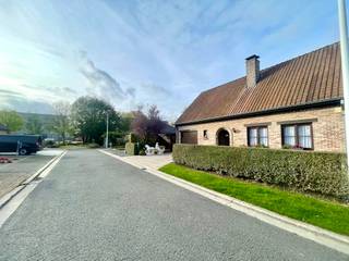 <strong>Menen - Ruime alleenstaande woning in rustige wijk te koop</strong><br /><br />In een rustige, aangename wijk bevindt zich deze alleenstaande woning. Dankzij de rustige ligging geniet je hier elke dag van privacy en een ontspannen woongevoel.<br /><br /><strong>Indeling:</strong><br />Inkom met apart toilet, ruime leefruimte, keuken, garage met berging en zonnige tuin<br /><u>1ste verdieping:</u> 3 slaapkamers, badkamer, bergruimte<br /><br /><strong>Troeven:</strong>
<ul><li>Zeer rustige ligging</li><li>3 slaapkamers</li><li>veel potentieel</li><li>Zonnige tuin</li></ul>
<br />Renovatieplicht