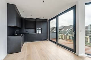 Bent u op zoek naar een nieuwbouw die comfort, kwaliteit en lichtinval combineert? Ontdek dit prachtige penthouse met 1 slaapkamer en een schitterend uitzicht over Evere. Gelegen op de 3e verdieping van een kleine mede-eigendom met zeer lage lasten, biedt deze woning een bewoonbare oppervlakte van ongeveer 65 m² en geniet ze van een ideale ligging, op wandelafstand van het station en talrijke voorzieningen.<br /><br />Het penthouse bestaat uit een ruime inkomhal die toegang biedt tot een aangename leefruimte met salon en eetkamer, aansluitend op een nieuwe, moderne en volledig uitgeruste keuken. Dankzij de grote ramen met drievoudige beglazing geniet de woning overal van een uitstekende lichtinval.<br /><br />Een van de absolute troeven van deze woning is het mooie terras van ongeveer 8 m², ideaal om volop te genieten van de zonnige dagen en het open uitzicht over Evere.<br /><br />Het nachtgedeelte omvat een ruime en lichtrijke slaapkamer, met rechtstreekse toegang tot een nieuwe en volledig uitgeruste badkamer met inloopdouche. Een bergruimte in de kelder vervolledigt het geheel.<br /><br />Dit recente appartement wordt verkocht onder het btw-stelsel (21% btw):<br /><br />- Totale prijs: € 319.440 (incl. btw)<br /><br />- Basis prijs: € 264,000 (excl. btw) <br /><br />- Btw (21%): € 55.440<br /><br />Een mooie opportuniteit voor een koppel dat op zoek is naar een lichtrijke, moderne en ideaal gelegen woning in Evere, of voor wie wil investeren in een zeer gegeerde buurt.<br /><br />