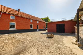 <p><strong><span>UNIEKE OPPORTUNITEIT, CHARMANTE TE RENOVEREN VIERKANTSHOEVE MET RUIME GARAGE OP IDYLLISCHE LOCATIE IN WELLEN (BERLINGEN)<br /><br /></span></strong><span>Op zoek naar een unieke woning met karakter, ruimte en uitzonderlijk veel potentieel? In de groene en idyllische omgeving van Berlingen, een deelgemeente van Wellen, vinden we ter hoogte van Widdingenstraat 5 deze authentieke vierkantshoeve met ruime garage terug. Omgeven door het Limburgse fruitlandschap en met zicht op de achterliggende plantages, is dit een eigendom voor wie droomt van rustig wonen in het groen en tegelijk de vrijheid wil hebben om een woning volledig naar eigen smaak en wensen te renoveren.<br /><br /></span><span>Deze te renoveren vierkantshoeve in Wellen is gelegen in een rustige, doodlopende straat, waardoor je hier volop geniet van privacy, rust en een landelijke omgeving zonder doorgaand verkeer. Het centrum van Wellen bevindt zich vlakbij en ook omliggende gemeenten zoals Kortessem, Alken en Ulbeek zijn vlot bereikbaar. De combinatie van een landelijke ligging, een goede bereikbaarheid en de authentieke uitstraling maakt van deze hoeve een bijzonder interessante opportuniteit voor renovatieliefhebbers, investeerders of wie op zoek is naar een eigendom met karakter en toekomstmogelijkheden.<br /><br /></span><span>De hoeve is gelegen op een perceel van circa 3 are en grenst aan de achterzijde aan de fruitplantages. Het open zicht en de groene omgeving zorgen voor een bijzonder aangename sfeer en vormen een van de grote troeven van deze eigendom. Hier word je elke dag opnieuw omringd door het typische Haspengouwse landschap, met zijn bloesems en uitgestrekte boomgaarden. </span><span>De bestaande vierkantshoeve omvat een woonhuis, twee stallen, een overdekte opbergruimte en een ruime garage die plaats biedt aan minstens twee voertuigen.<br /><br /></span><span>Het bestaande woonhuis beschikt over een inkomhal die links toegang geeft tot de woonruimte en de aansluitende keuken. Vanuit deze zone is er eveneens toegang tot een kleine bergkelder en de slaapkamer. Aan de rechterzijde van de inkomhal bevinden zich de badkamer met ligbad en lavabomeubel en de trap naar de bovenverdieping van het woongedeelte. Deze verdieping biedt, mits de nodige renovatiewerken, de mogelijkheid om één of meerdere extra slaapkamers, een bureau, hobbyruimte of andere leefruimtes te creëren.<br /><br /></span><span>Maar vooral de hoevestructuur zelf maakt deze eigendom bijzonder interessant. De bestaande gebouwen bieden tal van mogelijkheden voor wie verder durft te kijken dan de huidige indeling. De vierkantshoeve kan, mits het bekomen van de nodige vergunningen en rekening houdend met de geldende stedenbouwkundige voorschriften, worden omgevormd tot een ruime en karaktervolle eengezinswoning. Er is bovendien potentieel om uit te breiden tot een totaal volume van circa 1.000 m³. Hierdoor ontstaat de mogelijkheid om van deze authentieke hoeve een bijzonder woonproject te maken waarin hedendaags comfort en landelijke charme perfect samenkomen.<br /><br /></span><span>De woning beschikt reeds over dubbele beglazing, maar vraagt verder om een grondige renovatie en de nodige liefde. Net daarin schuilt de grootste troef: je krijgt hier de kans om een authentieke eigendom met karakter opnieuw tot leven te brengen en om de beschikbare ruimte volledig af te stemmen op jouw visie.<br /><br />B</span><span>enieuwd welke mogelijkheden hier voor jou liggen? Kom de charme, rust en het enorme potentieel van deze vierkantshoeve zelf ontdekken en laat je inspireren door wat deze unieke eigendom in Wellen kan worden. Contacteer Momentum Vastgoed via 011 96 51 76 of via </span><span>info@momentumvastgoed.be</span><span> voor meer informatie of een bezoek ter plaatse.</span></p>