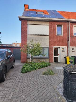 Instapklare gezinswoning met 3 slaapkamers, 2 badkamers, garage en westgerichte tuin<br /><br /><br />Ruime en instapklare gezinswoning met 3 slaapkamers, 2 badkamers, garage en westgerichte tuin in een rustige doodlopende straat in Hoevenen.<br /><br />Deze verzorgde woning beschikt over 160 m² bewoonbare oppervlakte en combineert ruimte, comfort en een rustige ligging. Bovendien bevindt de woning zich op korte afstand van winkels, scholen, groen, openbaar vervoer en belangrijke verbindingswegen en autostrade.<br /><br />Op het gelijkvloers bevindt zich een ruime en lichtrijke leefruimte met aansluitende keuken, een praktische was-/bergruimte en toegang tot de garage. Via de leefruimte bereik je het terras en de westgerichte tuin van ca. 80 m², waarvan 16 m² terras. De tuin is compact en onderhoudsvriendelijk. Op korte afstand zijn verschillende publieke speeltuinen te vinden.<br /><br />Op de eerste verdieping bevinden zich twee ruime slaapkamers en twee badkamers. Eén badkamer is volledig afgewerkt; de tweede is volledig operationeel, maar kan qua afwerking nog verder naar eigen smaak worden ingericht. De bijzonder ruime master bedroom van maar liefst 28 m² bevindt zich op de tweede verdieping.<br /><br />De woning is volledig instapklaar en alle installaties zijn operationeel. Sinds de renovatiewerken die vanaf 2010 werden uitgevoerd, werd onder meer het dak geïsoleerd met 16 cm isolatie. Recent werd ook een nieuwe verwarmingsketel geplaatst. De facturen en documenten van de uitgevoerde werken zijn netjes gebundeld en kunnen door kandidaat-kopers worden ingekeken.<br /><br />Verder zijn er 12 zonnepanelen aanwezig op de voorzijde van de woning, met behoud van groenestroomcertificaten van €330 per 1.000 kWh. Er zijn digitale elektriciteits- en gasmeters.<br /><br />Het huidige geldige EPC bedraagt 204 kWh/m²/jaar (label C). Sinds de opmaak hiervan werd de nieuwe ketel geplaatst; bij een nieuw EPC verwachten we een verbetering naar label B.