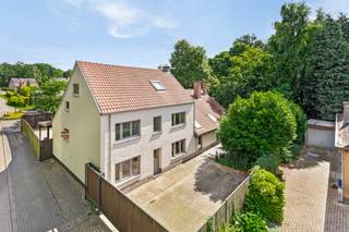 Prachtige hoeve te koop op een perceel van 22 are!Deze hoeve is volledig gestript en gerenoveerd vanaf 2012-....Via de grote houten poort kom je op...