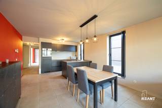 <p><strong>Instapklaar nieuwbouw gelijkvloers appartement (2023) met tuin en parkeerplaats</strong></p><p><br />Welkom in dit lichtrijke en energiezuinige nieuwbouwappartement op het gelijkvloers, opgeleverd in 2023. Dit instapklare appartement combineert hedendaags comfort met een doordachte indeling en kwalitatieve afwerking.</p><p> </p><p>U komt binnen via de inkomhal, die toegang biedt tot een apart gastentoilet. Verder beschikt het appartement over twee volwaardige slaapkamers, met aansluitend een badkamer uitgerust met een inloopdouche, tweede toilet en lavabomeubel.</p><p> </p><p>De ruime living baadt in natuurlijk licht en vormt het hart van de woning. Aansluitend bevindt zich de open keuken met kookeiland, ideaal voor wie houdt van gezellig koken en tafelen. De praktische wasruimte/berging zorgt voor extra comfort en opbergruimte.</p><p> </p><p>Via de leefruimte heeft u toegang tot het zonnige terras en de aangename tuin, perfect om te ontspannen in alle rust.</p><p> </p><p>Het appartement is bovendien voorzien van vloerverwarming en een ventilatiesysteem type D, wat bijdraagt aan een optimaal binnenklimaat en energiezuinig wonen.</p><p>Extra troeven zijn de ondergrondse, ruime parkeerplaats (ook geschikt voor personen met een beperking) verplicht bij aan te kopen voor 20.000 euro, een privatieve kelderberging en een gemeenschappelijke fietsenstalling. Het gebouw is tevens uitgerust met een lift.</p><p><br />Dit appartement is rustig gelegen, met een vlotte verbinding naar belangrijke invalswegen. Winkels, scholen en openbaar vervoer bevinden zich in de nabije omgeving, wat zorgt voor een ideale combinatie van comfort en bereikbaarheid. Bovendien geniet u van een aangename woonomgeving met voldoende groen in de buurt.</p><p> </p><p><strong>TROEVEN</strong></p><p>+ Nieuwbouw (2023) en instapklaar</p><p>+ Zonnige tuin met terras</p><p>+ Vloerverwarming en ventilatie type D</p><p>+ Ondergrondse parkeerplaats (20.000 euro)</p><p>+ Twee volwaardige slaapkamers</p><p>+ Kelderberging en fietsenstalling</p>