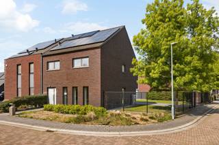 Ruime gezinswoning met 3 slaapkamers en 2 badkamers op een absolute toplocatie Dit betreft een recente (2013) halfopen bebouwing, gelegen is een...