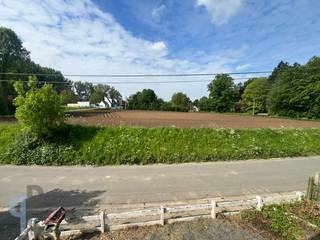 In een rustige, doodlopende straat vinden we deze te renoveren open bebouwing op een perceel van 843 m² en met een adembenemend verzicht over velden en bossen. Deze woning omvat een inkomhall, lichtrijke leefruimte en achterliggende keukenruimte. Op het verdiep bevinden zich 3 slaapkamers en een ruimte geschikt als badkamer. De zolder is bereikbaar via een valtrap. De woning beschikt eveneens over een droge kelder. Via een oprit bereiken we een losstaande garage. In de juiste handen om te toveren tot een idyllisch gelegen parel! Topper! Voor meer inlichtingen of een bezoek, contacteer Veronique 0483/676579