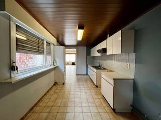 <p><span>TE RENOVEREN RIJWONING IN HAMME</span></p><p><span> </span></p><p><span>Het pand beschikt over een bewoonbare oppervlakte van 80m² en een grondoppervlakte van 138m². Het dak werd in 2019 gerenoveerd. De ramen zijn voorzien van rolluiken.</span></p><p><span> </span></p><p><span>Het woongedeelte is ruim en wordt verwarmd met een gaskachel. De keuken is lineair opgesteld en biedt voldoende werkruimte. De badkamer beschikt over een bad, wastafel & toilet. <br />Op de eerste verdieping bevinden zich twee slaapkamers en de zolderverdieping is groot genoeg om een extra kamer te creëren.</span></p><p><span>Er is een mooie zongerichte tuin met een moderne omheining aan de 2 zijden.</span></p><p><span> </span></p><p><span>Gelegen in Hamme, op wandelafstand van de wandeldijken en groene omgeving.</span></p><p><span> </span></p><p><span>Graag een bezichtiging? Bel ons op 052/50 50 00</span></p>