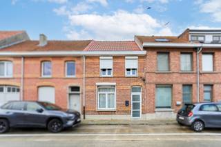 Deze woning ligt op fietsafstand van winkels, scholen en openbaar vervoer, waardoor alles binnen handbereik is.Op het gelijkvloers is er een...