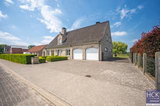 <strong>De ligging</strong><br />Deze alleenstaande villa is rustig gelegen in een <strong>residentiële omgeving</strong>, doch op amper 5 min. rijden van het centrum van Kruishoutem dewelke voorzien is van allerhande winkels, horeca en overige faciliteiten. Dankzij diverse verbindingswegen zijn de aanpalende randgemeenten Deinze/Nazareth/Gavere/Zulte/Waregem allen heel vlot bereikbaar, tevens bereikt u op amper 30. min. rijden zowel centrumstad Kortrijk als Gent. Kortom, de ligging combineert het beste van twee werelden: <strong>een rustige groene woonomgeving </strong>en <strong>goede bereikbaarheid</strong>!<br /><br /><strong>De woning</strong><br />De villa zelf is <strong>exceptioneel ruim</strong> dankzij zijn bruikbare vloeroppervlakte van maar liefst 316 m² en staat op een <strong>royaal perceel </strong>van 3550 m² groot. De woning werd ontworpen in een <strong>tijdloze stijl met een uitgesproken landelijke ziel</strong>. Binnen ademt de woning warmte en karakter, met <strong>duurzame materialen </strong>die tijdloos blijven.<br />De woning biedt vandaag drie slaapkamers, waaronder één op het gelijkvloers. Met daarenboven capaciteit voor diverse extra kamers.<br />De <strong>praktische indeling</strong> en de directe toegang vanuit de inkomhal tot de kamer beneden maken dit huis perfect voor wie wonen en werken wil combineren.<br /><br /><strong>De indeling</strong><br />Gelijkvloers: inkom - afzonderlijk toilet - living - keuken - slaapkamer - badkamer - inpandige garage annex wasplaats;<br />Verdieping 1: nachthal - 2 slaapkamers - badkamer - zolderruimte dewelke desgewenst nog kan ingericht worden;<br />Verdieping 2: niet ingerichte zolderruimte; <br />Kelder. <br /><br />Aangelegde tuin met terras en bijgebouw.<br /><br /><strong>Kenmerken</strong><br />- oppervlakte perceel: 3550 m² <br />- bruikbare vloeroppervlakte: 316 m²<br />- CV via stookolie<br />- PVC raamprofielen met dubbel glas<br />- regenwater: 10.000 liter<br />- EPC: 254 kWh/m² jaar - C-label<br /><br /><strong>Troeven</strong><br />- uitmuntend gelegen!!<br />- kraaknet onderhouden!!<br />- exceptioneel ruim!!<br />- géén renovatieplicht, asbestveilig!!<br /><br />Voor meer informatie of een bezoek reageer via het contactformulier of stuur naar info@hckinvest.be