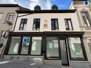 <p><span>OPENHUISDAG OP AFSPRAAK WOENSDAG 21/10 EN ZATERDAG 24/10 KARAKTERVOLLE GERENOVEERDE WONING MET 4 SLAAPKAMERS</span></p><p><span> </span></p><p><span>KARAKTERVOLLE GERENOVEERDE WONING MET 4 SLAAPKAMERS</span></p><p><span>Richtprijs : 299.000 euro</span></p><p><span> </span></p><p><span>Deze woning is gelegen in het centrum van Geraardsbergen en op een boogscheut van winkels, scholen en openbaar vervoer.</span></p><p><span> </span></p><p><span>De woning werd gerenoveerd met het oog op een harmonieus balans tussen authenticiteit en modern comfort.</span></p><p><span> </span></p><p><span>Deze woning heeft volgende indeling : </span></p><p><span> Op het gelijkvloers treft u de stijlvolle living met eetruimte en de geïnstalleerde keuken.  Verder treft u nog een toilet en een aangenaam terras.</span></p><p><span> Op de eerste verdieping treft u 2 ruime slaapkamers, een berging en de badkamer met inloopdouche, bad, dubbele lavabo en toilet.</span></p><p><span> Op de 2de verdieping vindt u de ruime nachthal met toegang tot de 2 andere slaapkamers.</span></p><p><span> </span></p><p><span>TROEVEN :</span></p><p><span>- Woning met veel uitstraling</span></p><p><span>- EPC B => Energiezuinige woning</span></p><p><span>- Elektriciteit conform AREI</span></p><p><span>- 4 slaapkamers </span></p><p><span> </span></p><p><span>Ideaal voor wie op zoek is naar charme en hedendaags comfort.</span></p><p><span>Kelder aanwezig.</span></p><p><span>De woning wordt verwarmd met centrale verwarming op aardgas en beschikt over dubbele beglazing in aluminium en hout.</span></p><p><span> </span></p><p><span>Voor meer info of bezoek stuur een mail naar <span>Dylan@svena.be</span></span><span> of bel 0489/54.69.99.</span></p><p><span> </span></p><p><span>De gegevens zijn louter informatief en wij kunnen niet aansprakelijk gesteld worden voor eventuele onjuistheden.</span></p><p><span>De bewoonbare oppervlakte is slechts indicatief.</span></p>