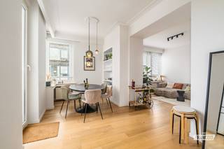 Ontdek dit prachtige penthouse met 1 slaapkamer, gelegen op een steenworp afstand van de beroemde Louizalaan. Deze woning combineert comfort, ruimte en moderniteit op perfecte wijze, en dit in een rustige, residentiële en bijzonder gewilde wijk.<br /><br />Dit penthouse, met een oppervlakte van ongeveer 80 m², bevindt zich op de 6e verdieping. Het bestaat uit een ruime inkomhal die leidt naar een volledig open en volledig uitgeruste keuken, voorzien van grote raampartijen. Daarnaast beschikt de woning over een aangename, lichtrijke woon- en eetruimte met dubbele beglazing en hoogwaardige laminaatparket, evenals een mooie slaapkamer en een moderne douchekamer met inloopdouche.<br /><br />De absolute troef van deze woning is zonder twijfel het prachtige terras van ongeveer 60 m², dat een schitterend uitzicht biedt over Elsene en de omgeving. Deze uitzonderlijke buitenruimte biedt tal van inrichtingsmogelijkheden en vormt een echte extra leefruimte, ideaal om volop van de mooie dagen te genieten.<br /><br />Dit penthouse is een zeldzame opportuniteit voor een koppel dat op zoek is naar een comfortabele woning in een zeer gewilde wijk, maar ook voor wie wil investeren in een buurt met een sterk potentieel.<br /><br />