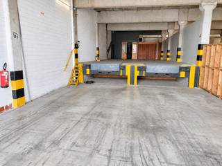 Strategisch goed gelegen magazijn van 240m² (8 x 30m) met brede automatische sectionale toegangspoort. Ideale ruimte voor stockage / mooie vrije hoogte. Gelegen nabij de autosnelweg. Eventueel uit te breiden naar 480 of 720m² (in overleg).<br /><br />Interesse? Bel of mail Jasper 0479/27 71 92 - Jasper@immopottelberg.be