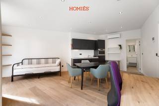 Deze volledig bemeubelde studio op het gelijkvloers combineert comfortabel wonen met een uitstekende ligging nabij het centrum. Dankzij de centrale locatie bevinden tal van faculteiten en lesgebouwen, winkels, openbaar vervoer en het park zich op korte afstand. Hierdoor is de studio zowel geschikt voor studenten als voor jonge werkenden die centraal en comfortabel willen wonen.<br />De studio beschikt over een praktisch ingerichte keuken met vaatwasser, combi-oven en koelkast met vriesvak. De afzonderlijke badkamer is voorzien van een douche, lavabo en toilet. De studio wordt volledig bemeubeld verhuurd: alle meubels die op de foto’s te zien zijn, zijn inbegrepen. Verwarming gebeurt via een energiezuinige warmtepomp, die tevens als airconditioning kan worden gebruikt.<br />De studio is onmiddellijk beschikbaar. De huurprijs bedraagt €950 per maand, aangevuld met €70 per maand voor water, internet en elektriciteit van de gemeenschappelijke delen. Het privatieve elektriciteitsverbruik wordt door de huurder via een individueel contract rechtstreeks met een energieleverancier afgesloten. Meer interesse of een bezichtiging inplannen? Neem contact op via info@homies.be.