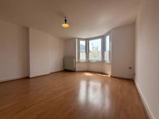 Bent u op zoek naar een gezellig appartement op een toplocatie? Dan is dit 1-slaapkamerappartement in het centrum van Tienen zeker een bezoek waard! Indeling: Inkomhal, Lichtrijke woonkamer met open keuken, 1 ruime slaapkamer, Badkamer met ligbad, lavabo en toilet.<br />Huurprijs: €750/maand + Gemeenschappelijke kosten: €25/maand. Alle nutsvoorzieningen zijn privatief.<br />Interesse of wenst u meer informatie? Neem gerust contact met ons op via claudia@immogve.be of bel naar 016/56.56.14.