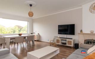 <p><span>ANTWERPEN |APPARTEMENT OP EEN ABSOLUTE TOPLOCATIE AAN HET KIELPARK | GELEGEN OP DE VIERDE VERDIEPING VAN EEN KLEIN GEBOUW MET LIFT | EPC 261 (C) |</span></p><p><span>Op de vierde verdieping van dit verzorgde gebouw bevindt zich dit lichtrijke instapklare tweeslaapkamer appartement. </span></p><p><span>Indeling als volgt: Lichtrijke woonkamer - Twee slaapkamers - Keuken met genoeg opbergplaats - Badkamer met douche en lavabomeubel - Apart toilet. </span></p><p><span> </span></p><p><span>extra troeven: </span></p><p><span>- Zeer gunstig gelegen op een toplocatie aan het kielpark</span></p><p><span>- Gunstig EPC</span></p><p><span>- Lift aanwezig in het gebouw</span></p><p><span>- Privatieve kelder</span></p><p><span>- In de nabijheid van scholen, openbaar vervoer en winkels</span></p><p><span> </span></p><p><span>De maandelijkse kosten bedragen ongeveer 108 euro (voor syndicus, blokpolis, water, minuterie, onderhoud, lift, ...).</span></p><p><span><br /><br /><br /></span></p><p><span> </span></p>