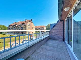 <p><span>Dit lichtrijke appartement is gelegen in een rustige, residentiële wijk op slechts 10 minuten fietsen van het centrum van Gent. Dankzij de ligging vlak bij de Schelde geniet u bovendien van een aangename omgeving, ideaal voor wandelingen en fietstochten.</span></p><p><span>De ruime woonkamer van 26 m² geniet van een mooie lichtinval en biedt rechtstreeks toegang tot het grote terras. De aansluitende keuken is uitgerust met een frigo, spoelbak, oven en keramische kookplaat. Aansluitend bevindt zich een praktische berging met aansluiting voor een wasmachine.</span></p><p><span>Het appartement beschikt over twee slaapkamers van 12 m² en 7 m². De badkamer is voorzien van een douchebad en een dubbele wastafel.</span></p><p><span>Als extra troeven beschikt het appartement over een ondergrondse autostaanplaats, een privatieve kelderberging en gemeenschappelijke fietsenstalling. </span></p><p><span>Met een EPC-label B combineert deze woning wooncomfort met een gunstige energieprestatie. De gemeenschappelijke kosten bedragen €75 per maand. EGW apart af te sluiten.</span></p><p><span>Een aangename woonomgeving, een vlotte bereikbaarheid en een groot terras maken dit appartement geschikt voor wie rustig wil wonen, maar toch dicht bij het centrum van Gent wil blijven.</span></p>