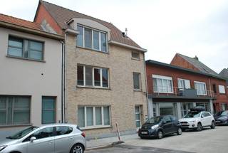 Instapklaar appartement op de 1eV bestaande uit: 1eV: een inkomhall, een woonkamer, een ingerichte keuken, een apart toilet, een...