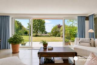 Deze ruime en verzorgde gelijkvloerse villa is gelegen op een prachtig perceel van maar liefst 2.279 m² en combineert comfortabel gelijkvloers wonen met een uitzonderlijk groene en rustige buitenomgeving. De woning is energiezuinig en beschikt over een EPC-label C, een conforme elektrische installatie en volledig asbestvrij!<br /><br />Via de inkomhal komt u binnen in de woning, die beschikt over drie volwaardige slaapkamers, een afzonderlijk toilet en een ruime badkamer met ligbad, inloopdouche, dubbel lavabomeubel en toilet. De master bedroom geniet bovendien van een rechtstreekse toegang tot de badkamer.<br />De ruime leefruimte vormt het hart van de woning en geniet dankzij de grote raampartijen van veel natuurlijk licht en een mooi zicht op de tuin. Aansluitend bevindt zich de ingerichte keuken met veel kastruimte en een praktische bijkeuken. Verder beschikt de woning over een bijzonder ruime garage/wasruimte, kelder en voldoende extra bergruimte.<br /><br />Buiten wacht een echte oase van rust. De zuidgerichte tuin is volledig omgeven door groen en beschikt over een prachtig verzicht op de omliggende omgeving. Hier geniet u in alle rust van optimale privacy en een prachtig groen kader.<br />Daarnaast is er een carport en ruime parkeermogelijkheden voor ca. 6 à 8 wagens.<br />De vermelde prijs is een richtprijs; elk bod wordt voorgelegd aan de eigenaar, die het recht heeft dit te aanvaarden of te weigeren.<br />Neem voorsprong met een vrijblijvende schatting via:<br />www.residentievastgoed.be/gratisonlineschatten