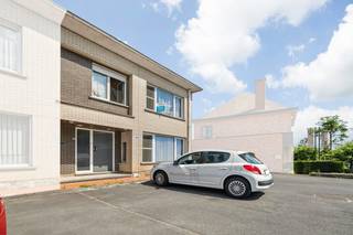 Hooglede-centrum. Stevig gebouwde half open bebouwing met 3 slaapkamers op een perceel van 241m2. Vaste huuropbrengst.<br /><br />Pal in het centrum en alled op wandelafstand zoals : dokter, banken, winkels, kerk, markt...<br />Deze woning is de meest rechtse woning, gebouwd in de jaren '70 en kreeg deels al vernieuwingen. Voorgevel +/-7.6m.<br />Inkomhal en vestiaire, toilet, ruime leefplaats met grote ramen en schouw.<br /><br />In een goede staat met reeds vernieuwde vloer in de leefruimte.<br />Nieuwe pvc-ramen en isolatie op de zolder. <br />Aparte leefkeuken. Berging en koer. Mogelijkheid tot aanpassing naar tuin of groter terras. Kelder. <br />Badkamer met douche lavabo en toilet.<br />Boven zijn er 2 ruime slaapkamers en 1 kleinere.<br />Grote bergzolder. Verwarming op elektriciteit.<br /><br />Er is een niet-condenserende ketel op stookolie maar niet in gebruik. PVC-ramen zijn grootdeels in dubbel glas, enkele nog in enkel glas.<br />Elektrische verwarming met aparte toestellen.<br /><br />Achteraan kan de verharding verwijderd worden een omgevormd worden in tuin/terras. Diepte van 8m.<br />De voorkant biedt mogelijkheden om aan te passen in tuin en af te sluiten per woning. <br />De inrit/uitrit is niet inbegrepen. <br /><br />Na het reeds verkochte perceel achteraan (bedrijfsgebouw) zijn deze kadastrale percelen van de woningen groter geworden dan vroeger.<br />Er is een uitgang achteraan bereikbaar te voet of met de fiets via de rechterdoorgang.<br />Koer van +/-55m2.<br /><br />Kom deze unieke woning zelf ontdekken – contacteer ons voor een bezichtiging en bel ons op het nummer 051/ 62 40 40!