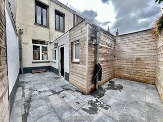 <strong>INSTAPKLARE WONING </strong>met drie slaapkamers, multifunctionele berging<strong> </strong>en stadsterras in het charmante Eine (Oudenaarde). Deze <strong>EIGENTIJDSE WONING</strong> combineert verrassend veel ruimte met modern wooncomfort en is volledig klaar om <strong>ZONDER ZORGEN</strong> betrokken te worden. Gelegen in een rustige straat, <strong>VLAKBIJ SCHOLEN, WINKELS EN OPENBAAR VERVOER</strong>, met een <strong>UITSTEKENDE VERBINDING</strong> naar het <strong>CENTRUM VAN OUDENAARDE</strong> en de <strong>N60 RICHTING GENT OF RONSE</strong>.<br /><br />De lichtrijke leefruimte sluit mooi aan op de <strong>VOLLEDIG UITGERUSTE KEUKEN</strong>, terwijl de <strong>RUIME BERGING</strong> niet alleen dienst doet als wasplaats, maar ook perfect inzetbaar is als <strong>STOCKAGE </strong>of <strong>BUREAU</strong>. Boven bevinden zich <strong>DRIE VOLWAARDIGE SLAAPKAMERS </strong>en bureau. De badkamer is <strong>STIJLVOL VERNIEUWD</strong> en voorzien van alle hedendaags comfort. Buiten wacht een <strong>ONDERHOUDSVRIENDELIJKE STADKOER MET ZONNIG TERRAS</strong>, ideaal om tot rust te komen. <br /><br /><em>Opmerking: De woning is geschikt voor maximum 2 à 3 personen! Omdat je financieel comfortabel zou kunnen huren wordt de volgende basisregel gehanteerd: € 900* 3 = € 2700</em><br /><br /><strong>Adres: </strong>Sint-Elooistraat 17 te Oudenaarde<br />Huurprijs: € 900,00/ maand<br />Onmiddellijk beschikbaar<br />EPC: 264 kWh/m²- UC: 3688184