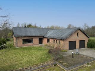 Ruime, karaktervolle woning met 3 slaapkamers, dubbele garage en tuin. De eigendom is gelegen op een toplocatie aan de rand van...