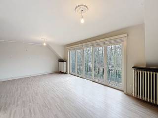 Dit appartement is ontworpen voor wie houdt van ruimte en overzicht. Zodra je de leefruimte binnenstapt, valt de aangename lichtinval op die de...