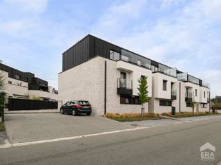 <p>Recent gelijkvloers appartement in Hamont met ruim terras, twee slaapkamers en energiezuinige technieken.</p>
<p>Dit zeer verzorgde appartement uit 2023 combineert hedendaags wooncomfort met een rustige ligging in een groene en landelijke omgeving. De lichtrijke leefruimte sluit mooi aan op het ruim aangelegde terras, ideaal om in alle rust te genieten. Dankzij de zonnepanelen, vloerverwarming en ventilatie woont u hier energiezuinig met EPC-label A. Het appartement beschikt bovendien over een eigen parkeerplaats en praktische berging in de kelder. </p>
<p>Indelingen: zie bijlage</p>
<p>Neem vandaag nog contact op voor een bezoek.</p>
<p>JOUW DROOMAPPARTEMENT. ZO GEVONDEN!</p>