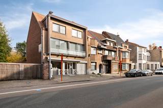 <strong>Waregem:</strong> Handels-/ kantoorruimte met bijhorende woonst te koop op topligging.<br /><br />Deze eigendom bestaat uit een<strong> commerciële ruimte</strong> met achterliggend een polyvalente ruimte die momenteel als grootkeuken is ingericht. Momenteel vind je hier traiteur Speleers die actief blijft tot we een koper hebben voor het commerciële pand. <br /><br />Boven het handelspand bevind zich op het eerste en het tweede verdiep een ruim <strong>appartement</strong> met 4 slaapkamers. Het appartement geniet van heel veel natuurlijk lichtinval. <br /><br /><strong>Indeling appartement:</strong><br /><u>eerste verdiep:</u> inkomhall, gezellig en mooi onderhouden leefruimte bestaande uit een sfeervolle zithoek, eetruime, ruime keuken, vaste trap naar tweede verdiep<br /><u>tweede verdiep: </u> 4 slaapkamers, badkamer met bad en douche, wastafel met 1 lavabo<br /> <br />Achteraan de woning hebben we een ruime, private tuin met terras en met tuinhuis achteraan. <br /><br /><strong>Troeven: </strong>
<ul><li>Gasverwarming </li><li>Commerciële ligging</li><li>Goed onderhouden</li><li>Ruime tuin </li><li>geen renovatieverplichting - EPC C</li></ul>
Heeft u interesse in dit pand neem dan contact op met Jérôme 0472/61.10.10<br />