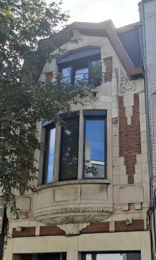 <p>Karaktervolle herenwoning (EPC A) te koop op toplocatie in Deurne-Zuid!</p><p>De Kijkdag is op 3/10/2026. Een afspraak maken kan via e-mail of telefonisch op .</p><p>Dit veelzijdig pand is centraal gelegen in Deurne-Zuid, op wandelafstand van het Rivierenhof, het Boekenbergpark, openbaar vervoer, winkels en scholen. De woning beschikt over 3 slaapkamers, 2 badkamers, een gezellige tuin en een zonnig dakterras. Verder biedt de aanwezigheid van een vergunde handelsruimte de ideale opportuniteit om wonen en werken comfortabel te combineren.</p><p>Belangrijkste troeven:<br />• Recent gerenoveerd<br />• EPC-label A<br />• Zonnepanelen (5,28 kWp)<br />• Airconditioning<br />• Automatische rolluiken<br />• Vooraan 3-dubbel glas<br />• Vergunde handelsruimte van Ca. 23 m², zonder verplichting tot uitbating<br />• Zonnig dakterras (Ca. 17m²)<br />• Gezellige en rustige tuin (Ca. 80m²) met verhard én overdekt terras<br />• Ruime slaapkamers en flexibele indeling. Mogelijkheid tot 4 slaapkamers<br />• Mobiscore 9,3</p><p>Indeling:</p><p>Droge kelder van 33 m²</p><p>Gelijkvloers: De woning beschikt op deze verdieping over een gezellige leefruimte, een hyper uitgeruste open keuken en een gastentoilet. Buiten geniet u optimaal van de rustige tuin dankzij het verharde terras en een gezellig overdekt terras dat extra beschutting biedt. Daarnaast bevindt zich hier een vergunde handelsruimte. Omdat er geen uitbatingsverplichting geldt, richt u deze kamer net zo gemakkelijk in als extra leef-, werk- of hobbyruimte.</p><p>Eerste verdieping: De eerste verdieping omvat een badkamer met toilet, wasplaats en dressing, evenals een ruime slaapkamer met en-suite douchekamer. Deze royale slaapkamer kan, indien gewenst, eenvoudig worden opgesplitst in twee afzonderlijke slaapkamers.</p><p>Tweede verdieping: Op de tweede verdieping bevinden zich nog twee slaapkamers, beide voorzien van airconditioning. Eén van de slaapkamers biedt bovendien toegang tot de zolderruimte. Verder biedt deze verdieping toegang tot het dakterras, een heerlijke extra buitenruimte.</p>