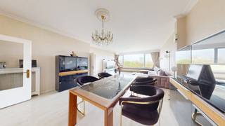 Spacieux appartement de deux chambres situé au 7ème étage avec une vue imprenable sur le parc municipal.<br /><br />L'appartement comprend un hall d'entrée spacieux donnant accès à un agréable séjour/salon. La cuisine, équipée d'électroménager standard, est attenante.<br /><br />L'espace nuit, situé à l'arrière de l'immeuble, se compose de deux chambres spacieuses d'environ 21 m² et 13 m². Salle de bains avec baignoire et douche.<br /><br />Espace de rangement supplémentaire au sous-sol.