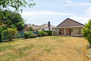 U betreedt de woning via de inkomhal, die toegang biedt tot de lichtrijke leefruimte met aangrenzende keuken.<br /><br />Vanuit de nachthal bereikt u twee slaapkamers, de badkamer en een handige berging.<br /><br />De leefruimte geeft uit op de uitnodigende tuin, een aangename plek om in alle rust te genieten van het buitenleven.<br /><br />Verder beschikt de woning over een ruime inpandige garage.<br /><br />Op de bovenverdieping bevindt zich een ruime zolder, waarvan een deel reeds is ingericht als studio met keuken, badkamer en slaapkamer. Het resterende gedeelte biedt nog tal van mogelijkheden voor verdere afwerking naar eigen wens.<br /><br />Troeven van deze woning:<br />• Rustige en gunstige ligging<br />• Uitstekend renovatiepotentieel<br />• Aangename tuin<br />• Ruime inpandige garage<br />• Mogelijkheid tot kangoeroewonen<br />• Zolder met extra inrichtingsmogelijkheden<br /><br />Deze woning is onderhevig aan de Vlaamse renovatieverplichting voor residentiële gebouwen. Meer informatie vindt u via:<br />https://www.vlaanderen.be/een-woning-kopen/renovatieverplichting-voor-residentiele-gebouwen<br /><br />Wenst u deze woning te bezoeken? Neem gerust contact met ons op via 03 337 50 70 of info@vbvastgoed.be. Wij plannen graag een bezichtiging voor u in.