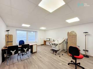 ***A LOUER *** Tubize centre ! Superbe cabinet médical idéalement situé en plein cœur de Tubize dans un centre médical, bien-être et sportif à proximité de Bruxelles et de toutes les commodités. Vous bénéficierez d'une visibilité accrue grâce à la façade et à l'affichage sur le site internet. Le Cabinet A1 se compose comme suit: D'un espace bureau avec fenêtre, radiateurs, évier et climatisation réversible de +/- 37 m². De l'autre coté de la porte, une salle avec mûr en plomb idéal pour les dentistes afin d'effectuer des radios. Confort: Ascenseur, salle d'attente, climatisation réversible. C.C gaz. Loyer: 850 euros/mois charges comprises. Contact : tubize@weinvest.be ou au 02.355.42.20 ou Julie au 0472.53.66.84