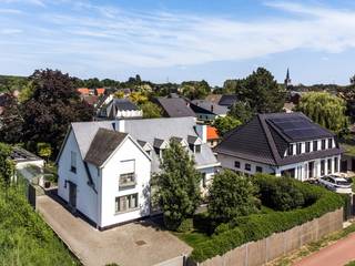 Karaktervolle en zeer ruime, op te frissen open bebouwing met 4 à 5 slaapkamers op perceel van 726 m² centraal gelegen op wandelafstand van centrum Ranst en het bos van Zevenbergen! Bestaande uit: inkomhal met apart toilet en voldoende plaats voor vestiaire; riante leefruimte in L-vorm op massieve parket en voorzien van haard; basis ingerichte keuken met zicht op de tuin, zeer ruim bureau of extra TV kamer (circa 20 m²). Op de verdieping: nachthal met apart toilet; 4 mooie slaapkamers, te moderniseren badkamer voorzien van dubbele lavabomeubel en ligbad met douchecombinatie. Voorts beschikt de woning nog over een ruime kelder, zolderberging, grote oprit met carport, aparte garage en mooi aangelegde tuin met vernieuwd terras. Centrale verwarming op aardgas; alarm; laadpaal voor elektrische wagen; ramen in PVC en aluminium schrijnwerk met dubbele beglazing, elektrische rolluiken en vliegenramen. Deze woning onderging reeds diverse energetische ingrepen (isolatie van kruipruimte en spouwmuur, alsook dakisolatie, zonnepanelen, enz.). Beschikbaar bij akte. EPC: 144 kWh/m² .