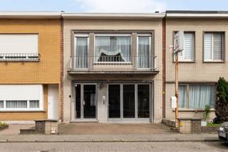 Deze woning is erg centraal gelegen in het gezellige grensdorp Putte (Kapellen). U vindt winkels, scholen en het openbaar vervoer allemaal op wandelafstand, maar ook de dorpskernen van zowel Stabroek als Kapellen zijn vlot bereikbaar. Hoewel de woning gerenoveerd dient te worden, is ze aangenaam ruim en biedt ze heel wat mogelijkheden. Binnenkomen doet u via een ruime inkomhal op tegelvloer, voorzien van een nis voor vestiaire, een toilet en handige bergruimte onder de trap. Vanuit de inkomhal heeft u toegang tot de 2 slaapkamers op het gelijkvloers. Verder bevindt zich op de gelijkvloerse verdieping nog een grote polyvalente ruimte met achterliggend een overdekt koertje. Via de houten trap in de inkomhal bereikt u de 1e verdieping, waar u bovenkomt in een centrale hal op parketvloer. De L-vormige woonkamer, eveneens op parketvloer, is bijzonder ruim en kan genieten van heel wat lichtinval dankzij grote raampartijen. Grenzend aan de leefruimte bevindt zich nog een eenvoudige keuken op tegelvloer en een berging/wasplaats. Een achterdeur geeft vanuit de berging toegang tot de stenen buitentrap, dewelke leidt naar de toffe tuin. Op de 1e verdieping is verder nog een basic-ingerichte badkamer met douche en wastafel en een apart toilet aanwezig. Het perceel heeft een totale oppervlakte van 300m². De netjes onderhouden tuin is georiënteerd op het oosten en vormt een super tof plekje om heerlijk van de buitenlucht te genieten. Achteraan het perceel is nog een dubbele garage aanwezig, waarin u makkelijk uw wagen kan parkeren. Deze is langs de achterzijde te bereiken via een servitudewegenis.
