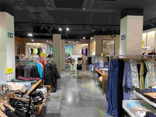 Moderne commerciële ruimte te huur, met een oppervlakte van ca. 265 m² in het centrum van Mol. <br />Dit pand bestaat uit een winkelruimte, inclusief pasruimte en keukentje. <br />Verder is er nog een bergruimte in de kelder.  (ca. 32 m2)<br />De berging in de kelder is via de lift te bereiken.<br />GEEN horeca toegelaten. <br />Het betreft een hoekpand tegenover REX schouwburg/ Cultuurcentrum Mol. <br />Bevoorrading en levering is mogelijk langs zijkant gebouw. <br />De huurprijs bedraagt 2.750 euro per maand. <br />Onroerende voorheffing ten laste van de huurder. <br />EPC LABEL B. <br /><br />Benieuwd naar dit bedrijfsvastgoed te huur regio Mol? Contacteer info@immodelestre.be of 054 33 62 52. <br />www.immodelestre.be<br /><br />