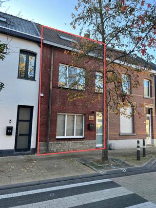 Instapklare gezinswoning met 3 slaapkamers, tuin en carportDeze instapklare woning werd volledig gerenoveerd in 2006, ondertussen werden er steeds...