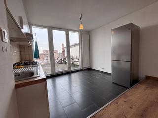 Zeer licht, 1 slpk appt. op residentiële doch centrale ligging ondergebracht in karaktervol klein gebouw!! Ingedeeld als volgt:ruime woon-&...