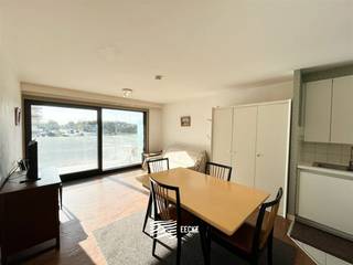 <p><span>Verzorgd appartement met slaapkamer</span></p><p><span>Mooi open zicht van op de eerste verdieping</span></p><p><span> </span></p><p><span>Lichtrijke leefruimte met open keuken</span></p><p><span>Slaapkamer met ensuite badkamer</span></p><p><span>Ruim zonneterras </span></p><p><span> </span></p><p><span>Gemeubeld</span></p><p><span>De gevel en terrassen werden volledig vernieuwd</span></p><p><span> </span></p>