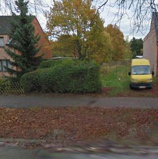 Grond 6.1 meter breed 156 meter diep totaal 955M2...