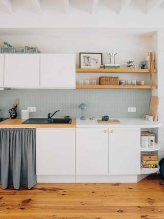 📅 Bezoekweekend: zaterdag 7 &amp; zondag 8 februari<br />📍 Enkel op afspraak:<br />https://calendly.com/liesa-tops/charmant-appartement-berchem<br />Indien het boeken niet zou lukken graag mailen naar liesa.tops@gmail.com<br /><br />Dit gezellig startersappartement is gelegen op de derde en bovenste verdieping van een karaktervol gebouw in het hart van het bruisende en gegeerde Oud-Berchem. Het appartement werd gerenoveerd in 2018 en combineert comfort, licht en rust met een uitstekende ligging.<br /><br />Met een bewoonbare oppervlakte van 53 m² beschikt het appartement over een aparte slaapkamer en een lichtrijke leefruimte met ingebouwde kasten en houten vloeren, wat zorgt voor een warme uitstraling. Als bovenste appartement geniet je van extra rust en een vrij uitzicht boven de daken van de buren, met zicht op de stadstuinen van Berchem.<br />De badkamer is uitgerust met een douche en toilet.<br /><br />De ligging is een absolute troef: op wandelafstand van tal van gezellige cafés en bars, winkels, supermarkten en Station Berchem. Ideaal voor starters of investeerders die willen wonen of verhuren in een levendige buurt met alles binnen handbereik.<br /><br />Het gebouw telt slechts 4 andere woonentiteiten, inclusief een achterbouw met atelier, wat zorgt voor lage gemeenschappelijke kosten. Er is geen lift aanwezig.<br />Verder beschikt het appartement over een privatieve kelderberging en een veilige fietsenstalling, bereikbaar via een afgesloten toegang naast het gebouw.<br /><br />📸 Opmerking: de foto’s van het appartement dateren uit de periode waarin de eigenares er zelf woonde. Het appartement is momenteel ingericht door de huurster, Emma.<br /><br />Extra informatie :<br /><br />Bewoonbare oppervlakte: 53 m²<br />Aantal slaapkamers: 1<br />Verdieping: 3 (bovenste verdieping)<br />Renovatiejaar: 2018<br />EPC: C – 244 kWh/m²/jaar<br />Kadastraal inkomen: €644,00 <br /><br />🔹 Momenteel verhuurd aan €800,00/maand<br />🔹 Huurovereenkomst: 1-jarig contract tot 03/10/2026, over te nemen door nieuwe eigenaar